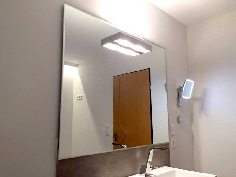 Badspiegel mit Beleuchtung